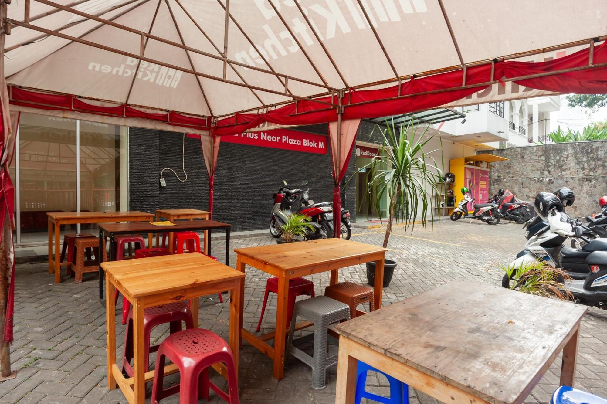 Reddoorz Plus Near Plaza Blok M Jakarta Exteriér fotografie